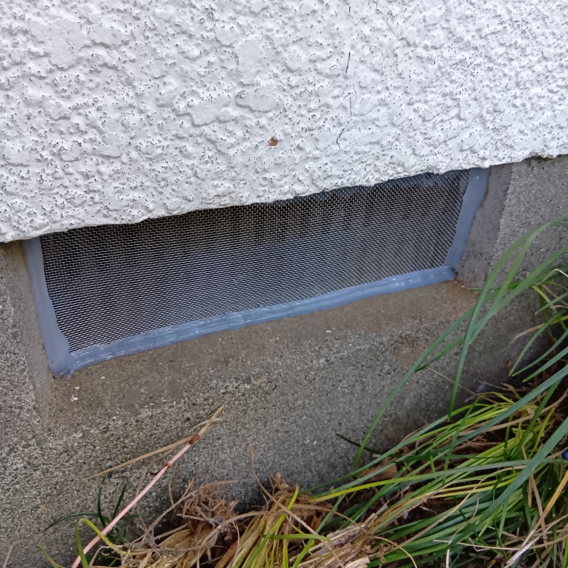 床下換気口のすき間を封鎖