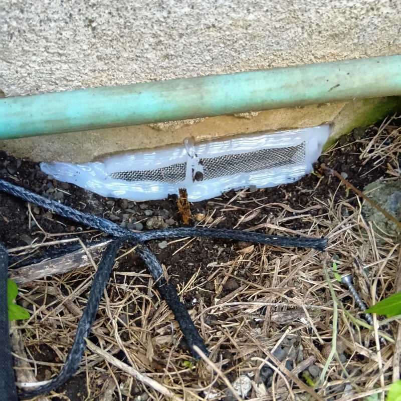 床下換気口のすき間を封鎖