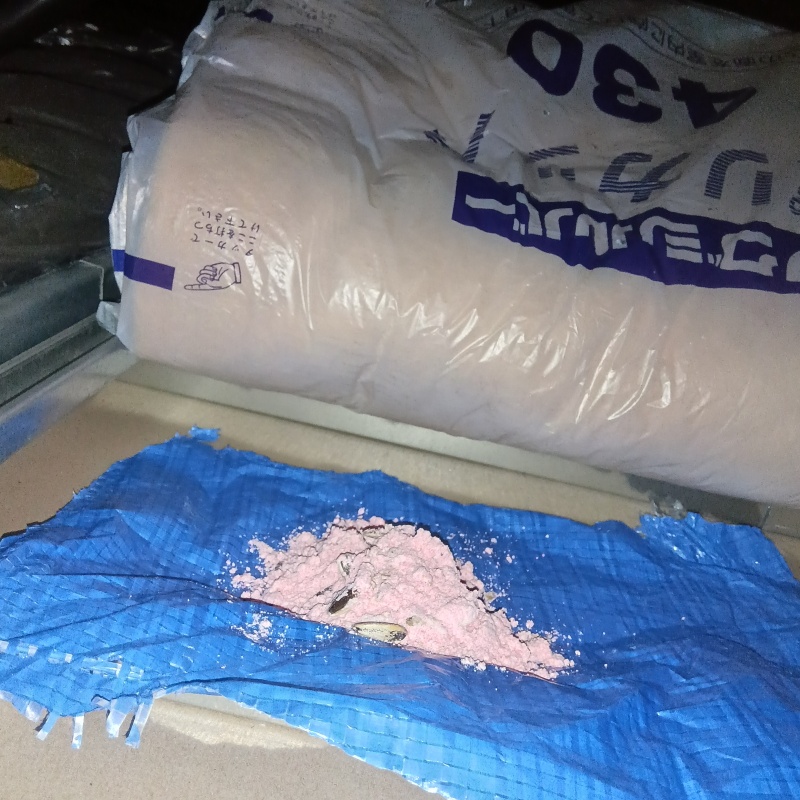 ブルーシートの上に殺鼠剤を設置