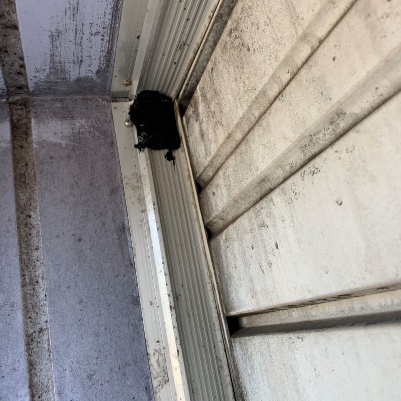 窓サッシの接合部のすき間を封鎖