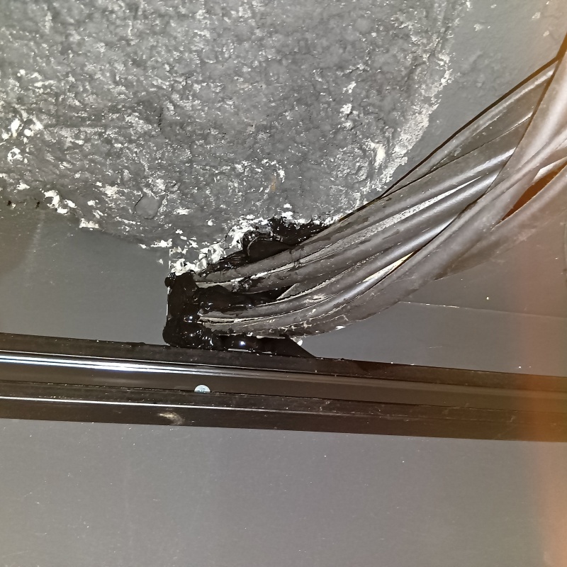 配管が通る穴のすき間を封鎖