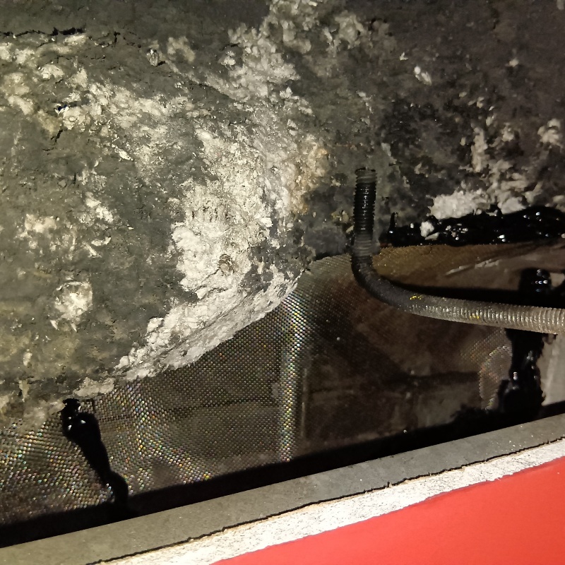 大きな開口部をネットで封鎖