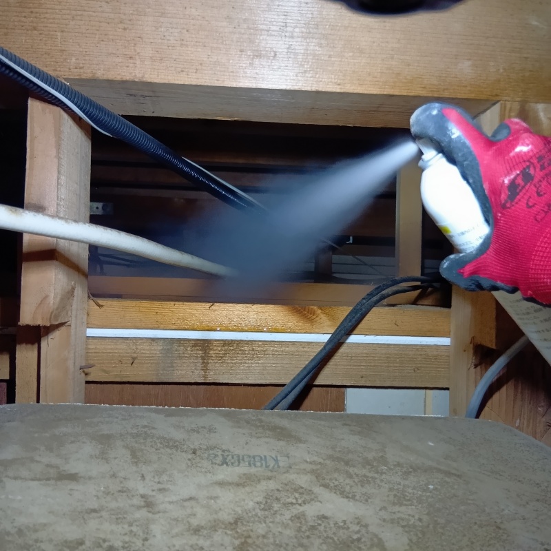 屋根裏に忌避スプレーを散布