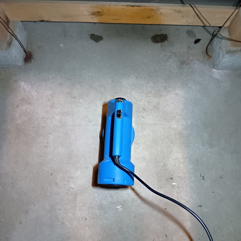 床下に噴霧器で薬剤を散布