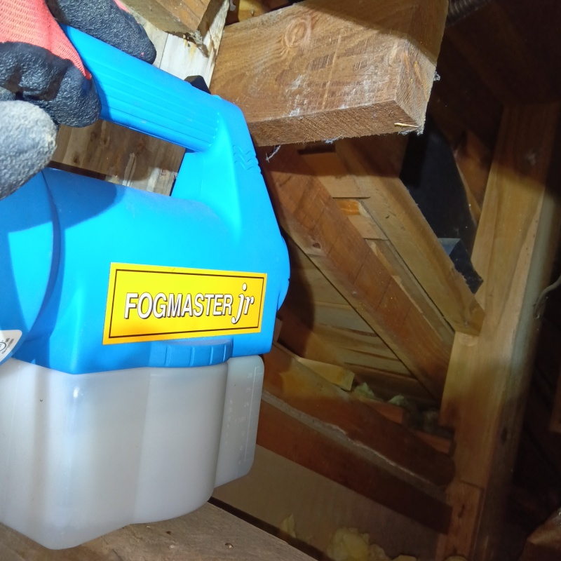 噴霧器で薬剤を散布