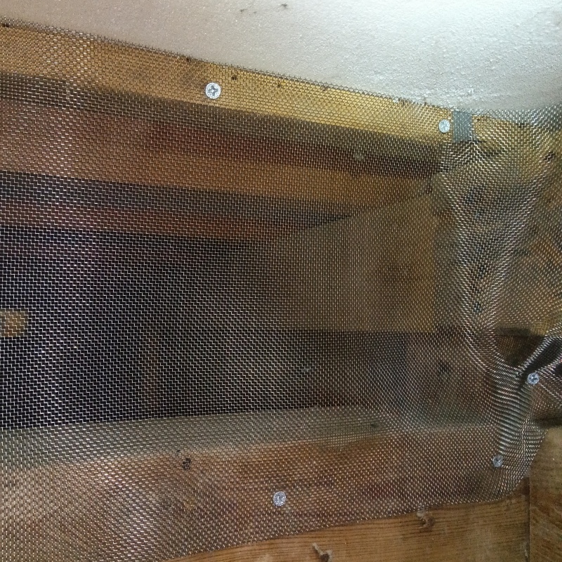 床下の開口部をネットで封鎖