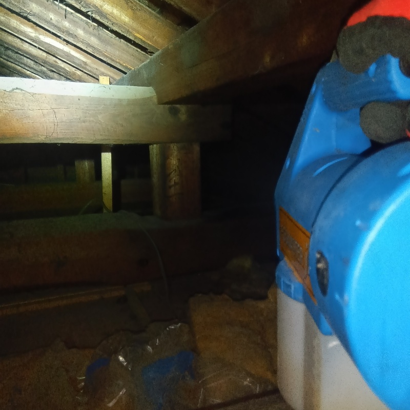 噴霧器で薬剤を散布