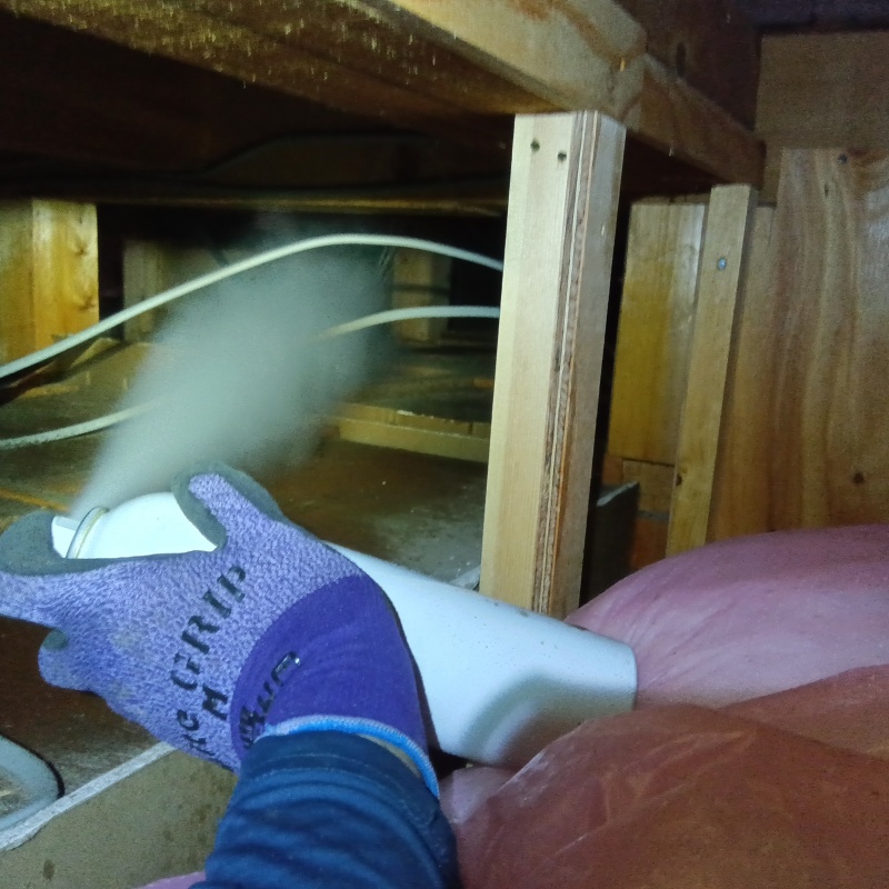 忌避スプレーを散布