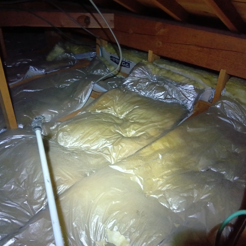 床下に除菌剤を散布