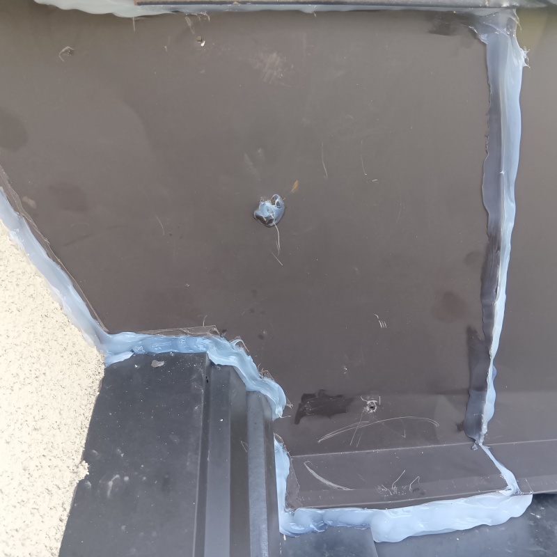 天井のすき間をパテで封鎖