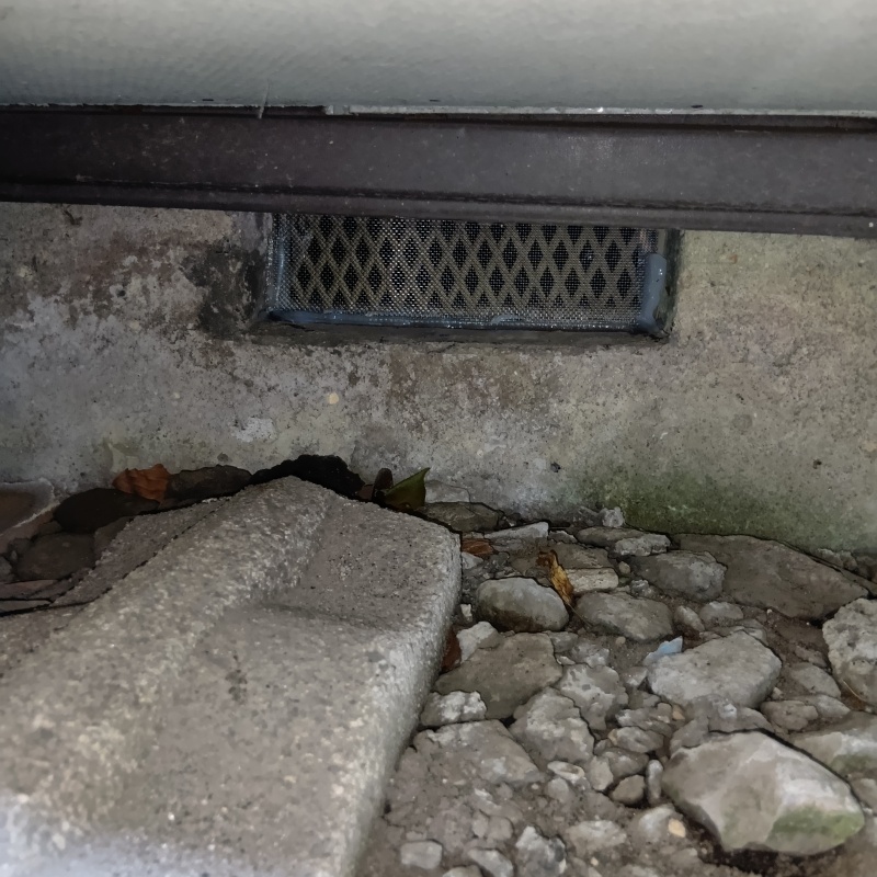 床下換気口のすき間を封鎖