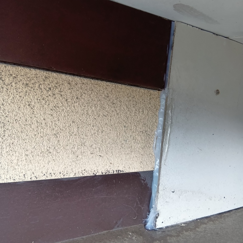 外壁のつなぎ目のすき間を封鎖