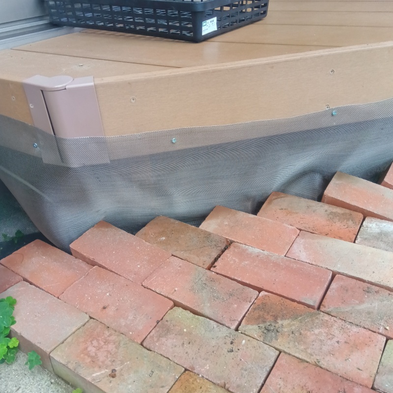 ウッドデッキの外周にネットを設置