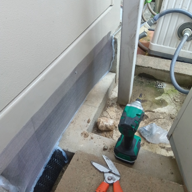 建物の外周にネットを設置