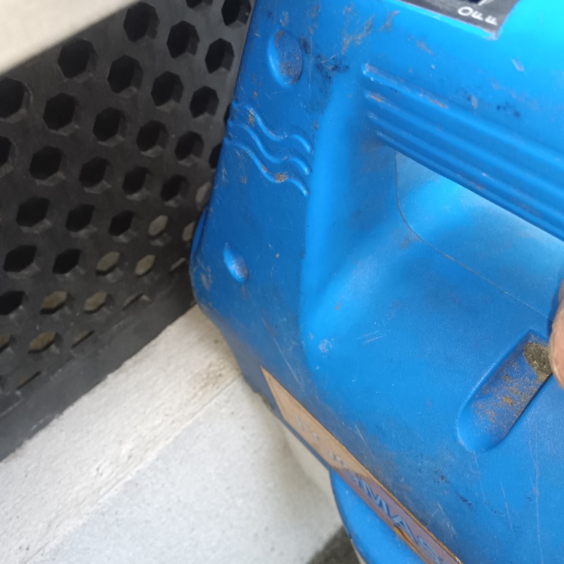 床下換気口から噴霧器で薬剤を散布