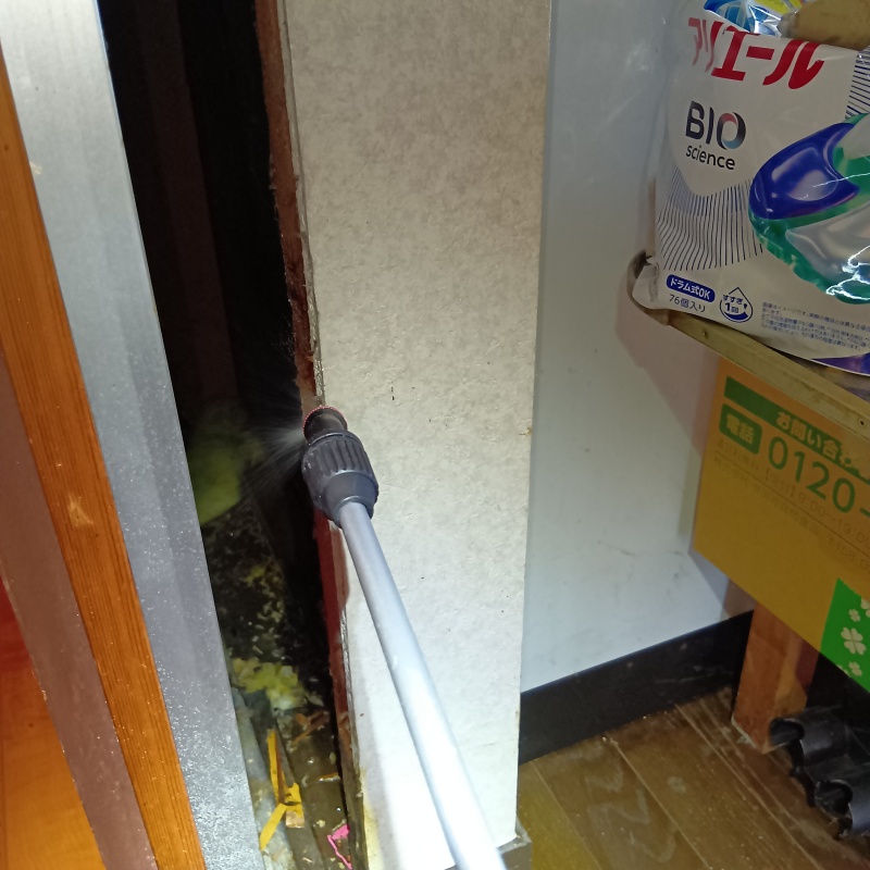 壁の中に除菌剤を散布