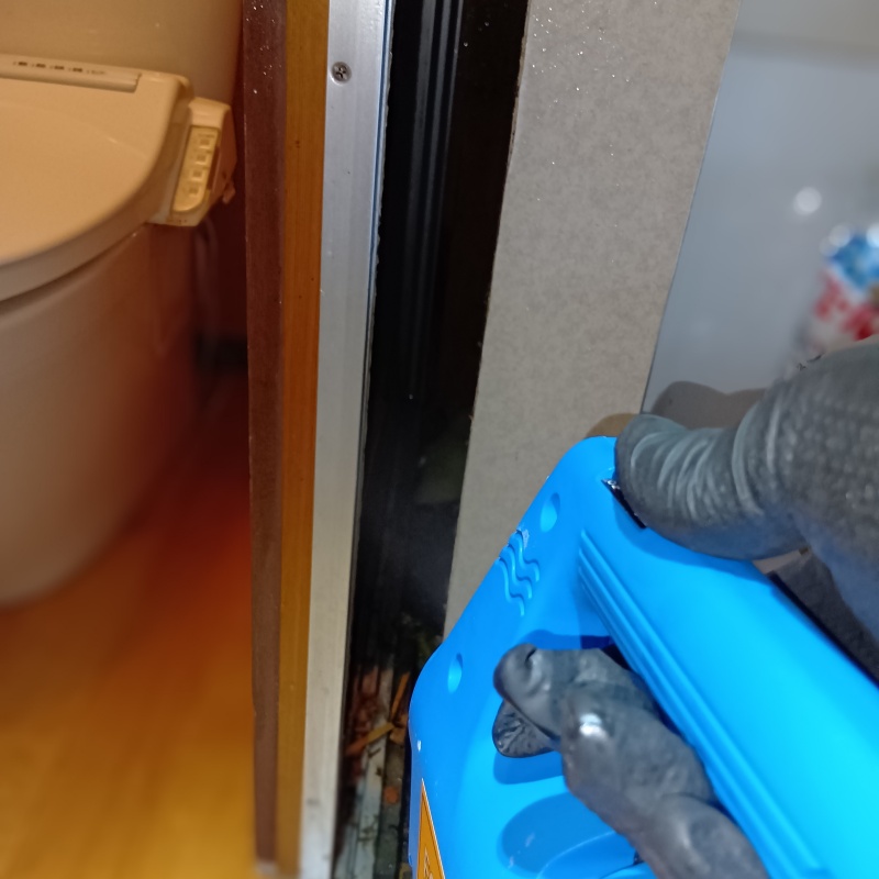 壁の中に噴霧器で薬剤を散布