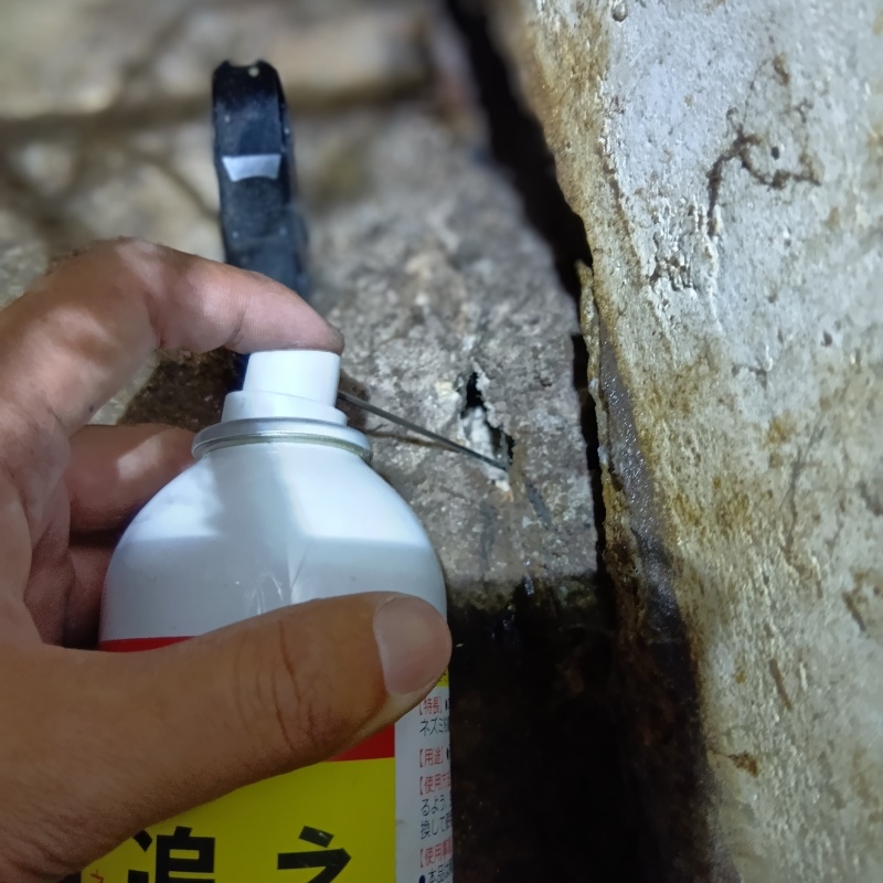 すき間から忌避スプレーを散布