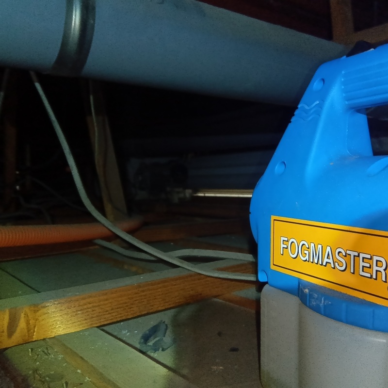 噴霧器で薬剤を散布