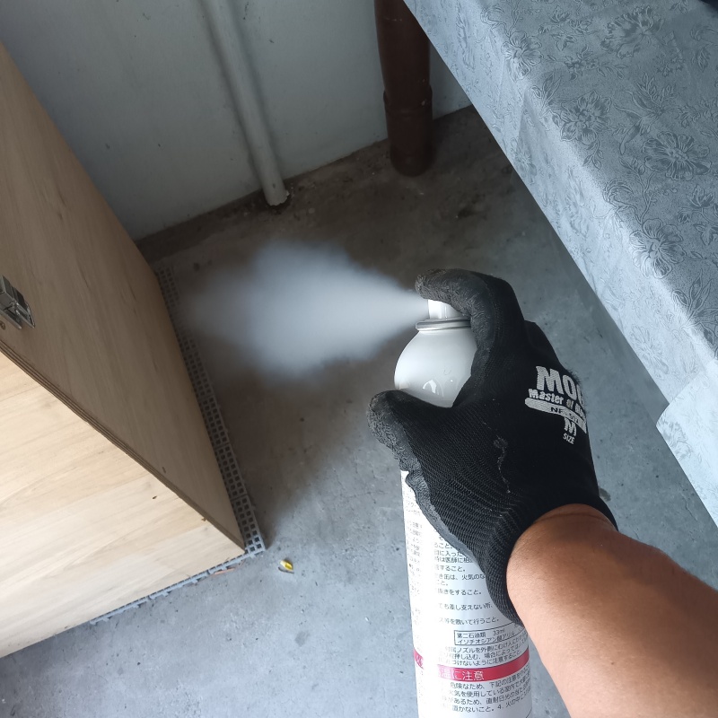 忌避スプレーを散布