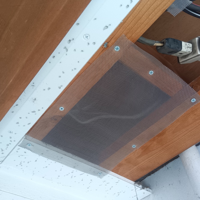 天井の開口部をネットで封鎖