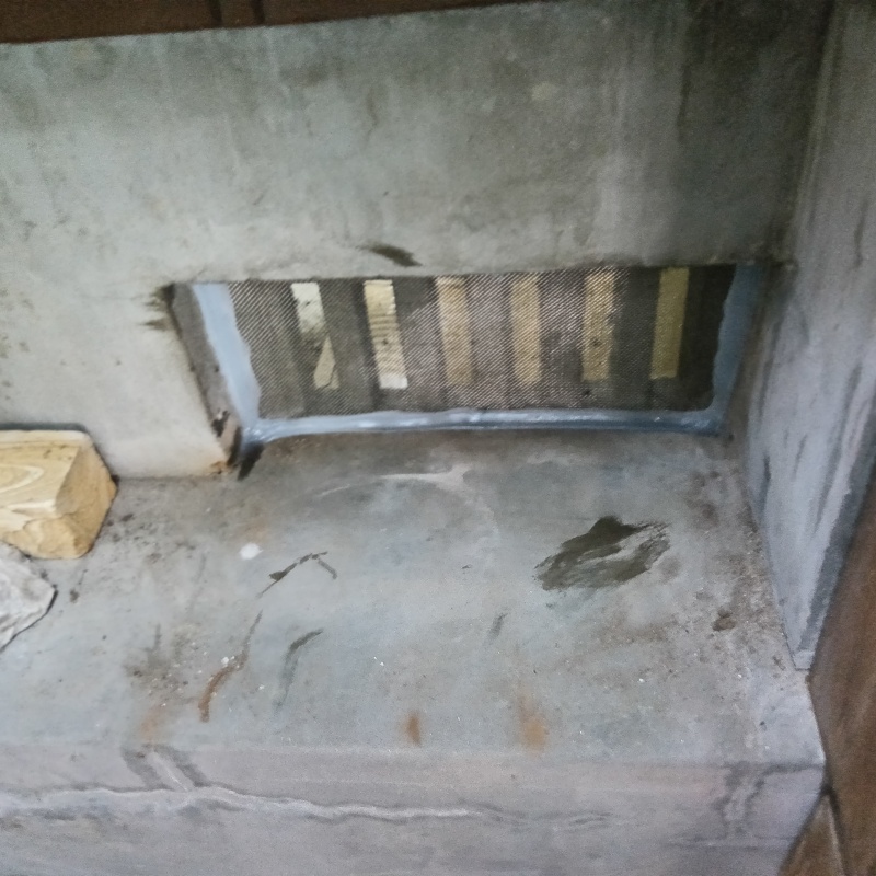 床下換気口のすき間を封鎖