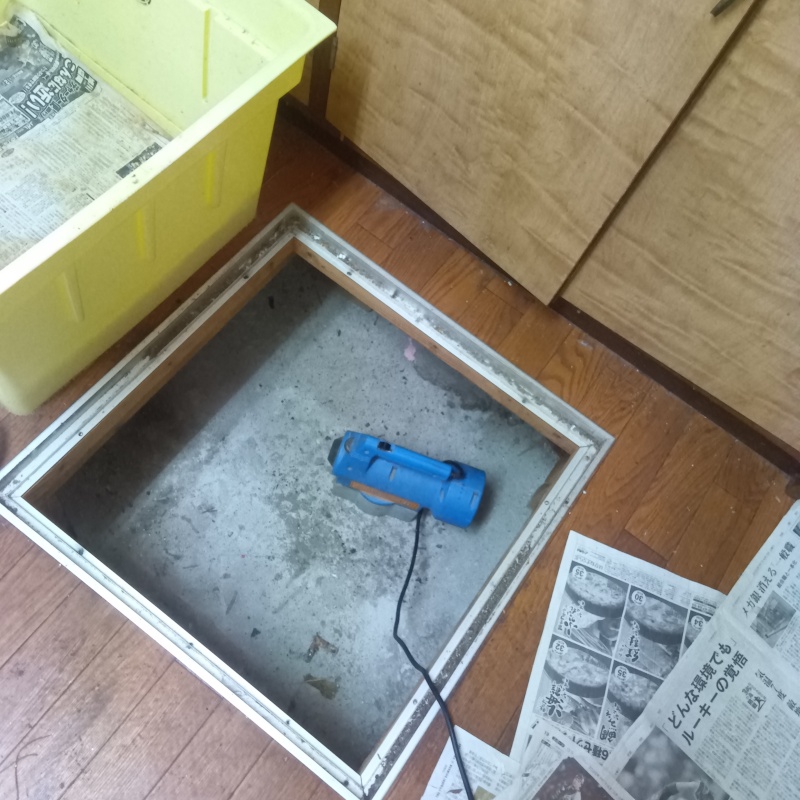 床下に噴霧器で薬剤を散布