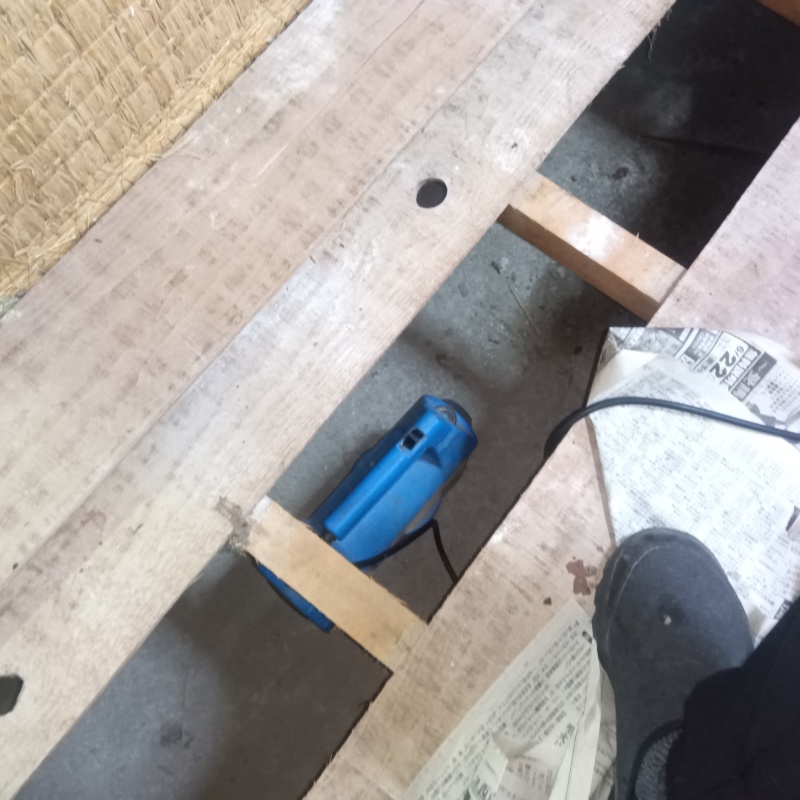 床下に噴霧器で薬剤を散布