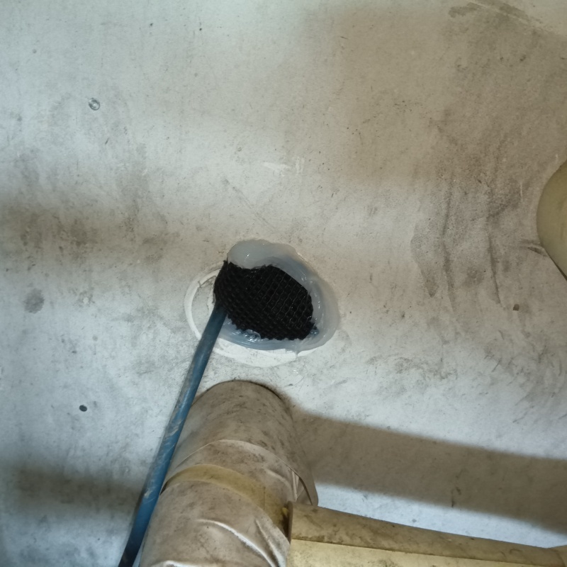 配管が通る穴のすき間を封鎖