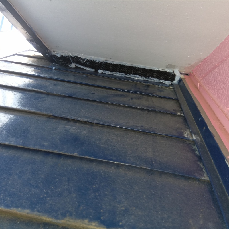 屋根のすき間を封鎖