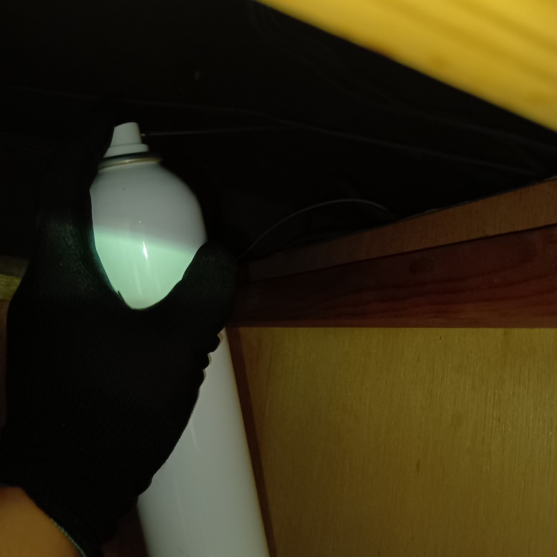 屋根裏に忌避スプレーを散布