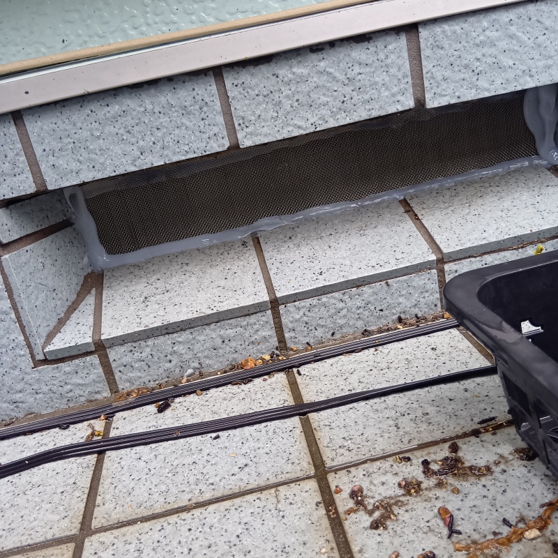 床下換気口のすき間を封鎖