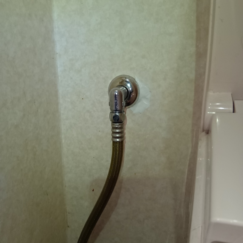 洗濯機まわりの配管穴のすき間を封鎖