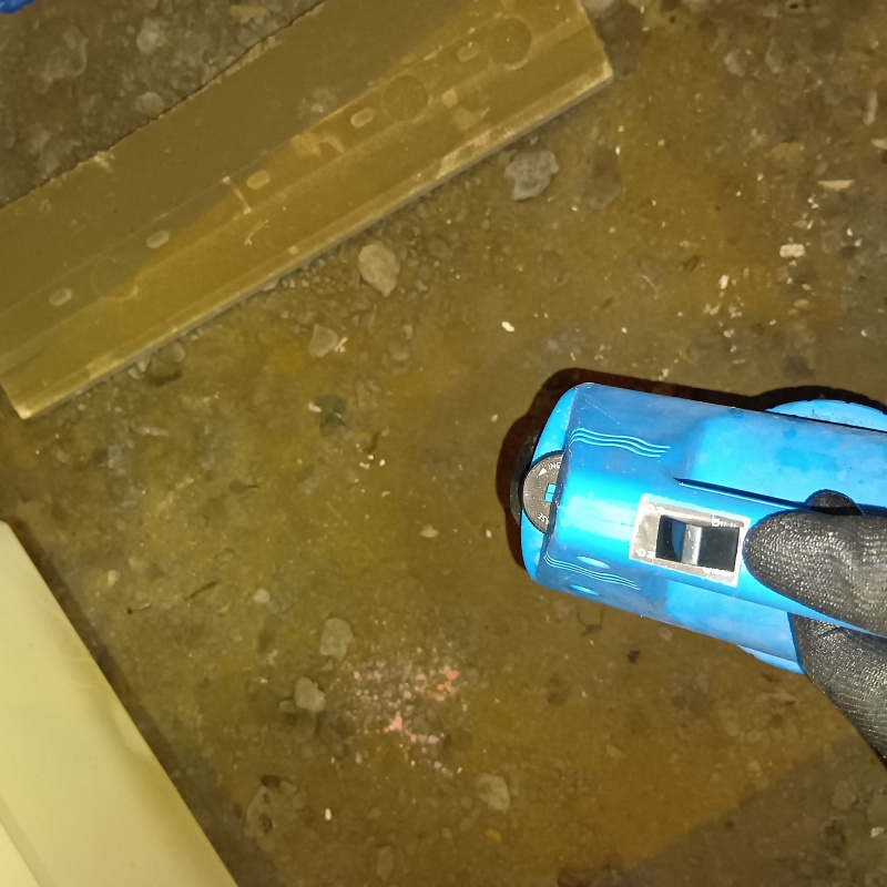 床下に噴霧器で薬剤を散布