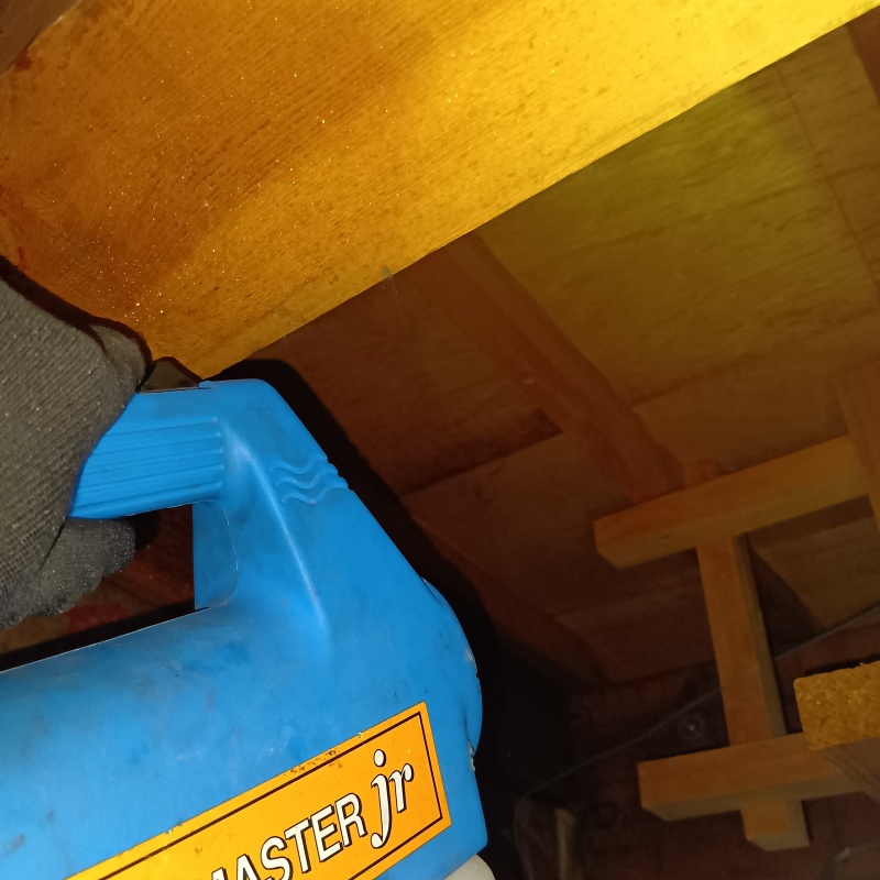 屋根裏に噴霧器で薬剤を散布