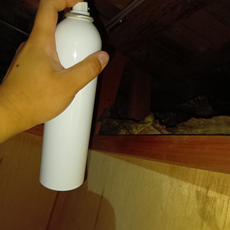 押し入れに忌避スプレーを散布
