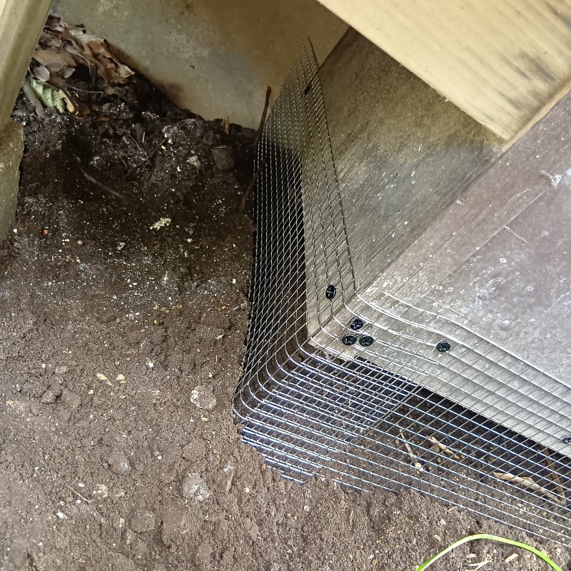 建物の外周に金網を設置した様子