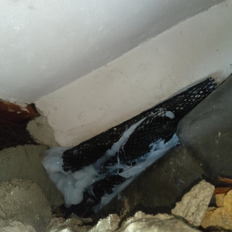 床下のすき間を封鎖