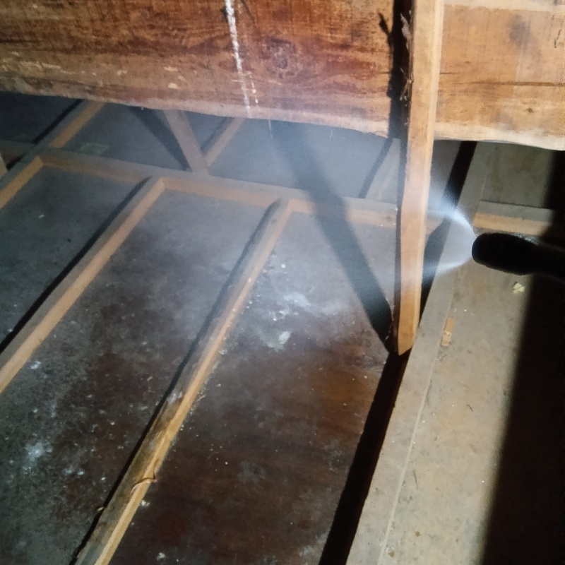 フン尿で汚れた屋根裏の床を清掃・除菌