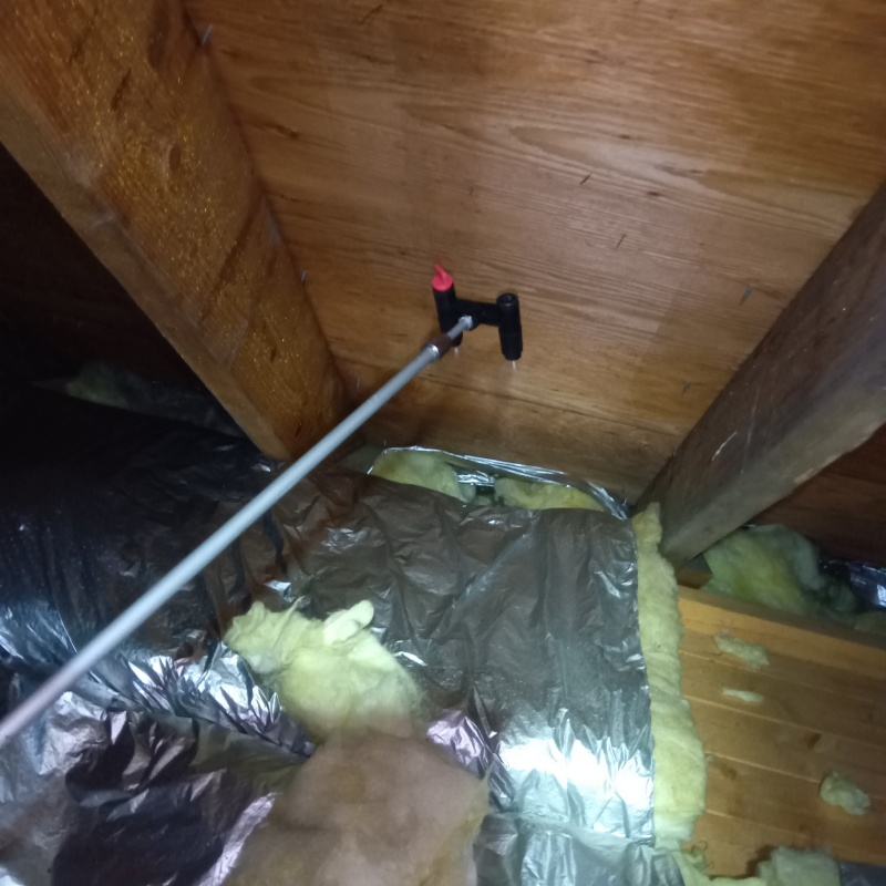 屋根裏に除菌剤を散布