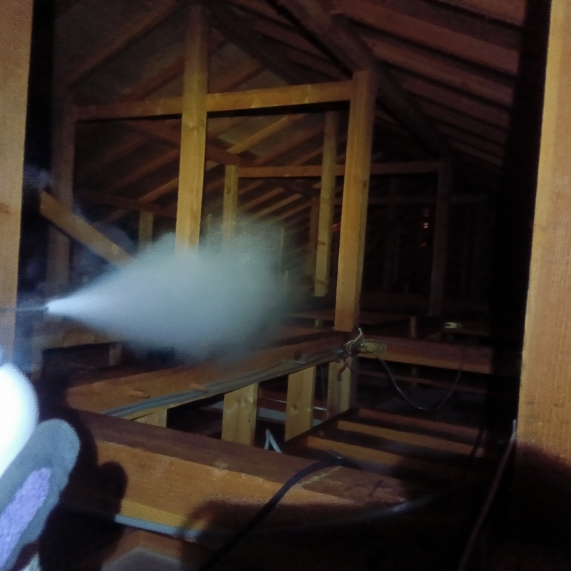 屋根裏に忌避スプレーを散布