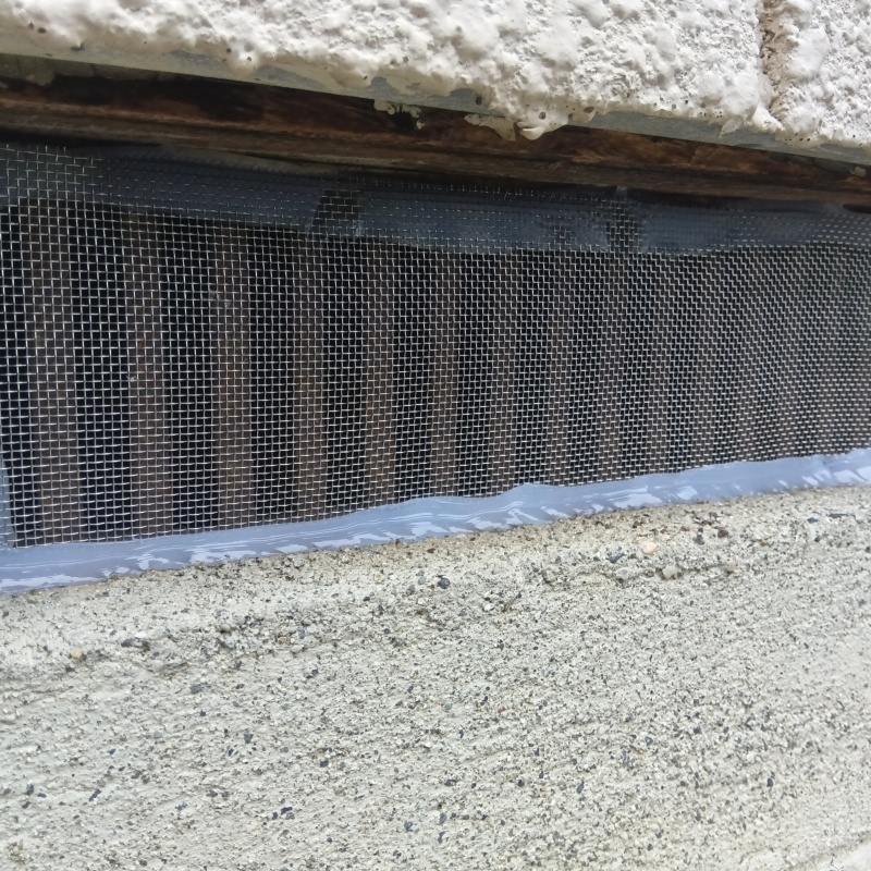 床下換気口のすき間を封鎖