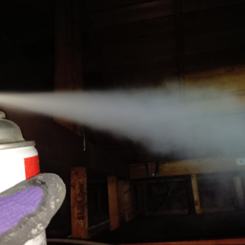 忌避スプレーを散布