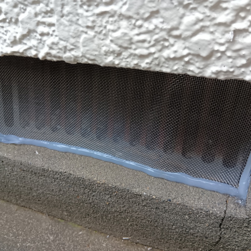 床下換気口のすき間を封鎖