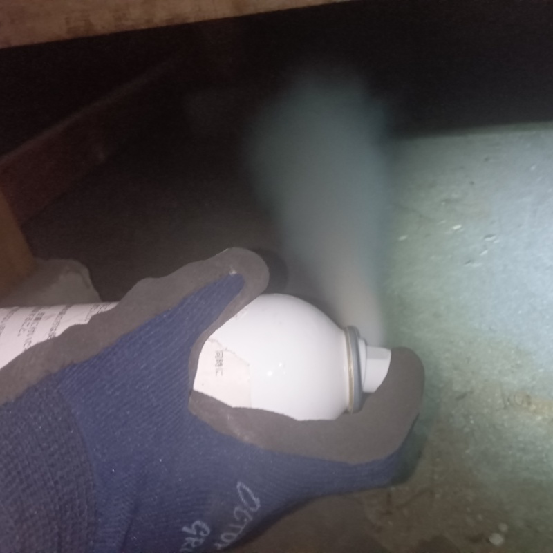 忌避スプレーを散布