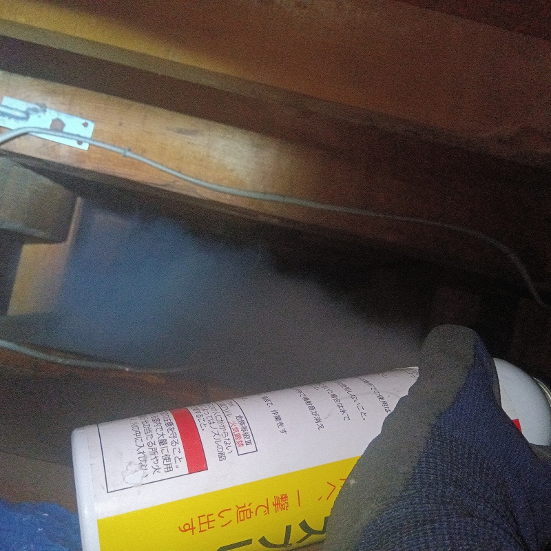 忌避スプレーを散布