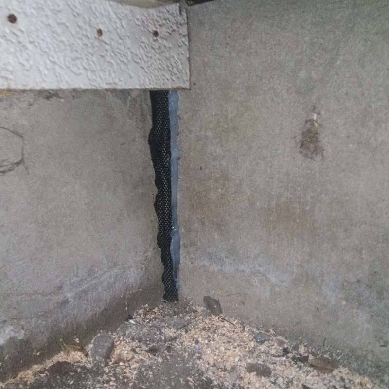 基礎部分の亀裂を封鎖