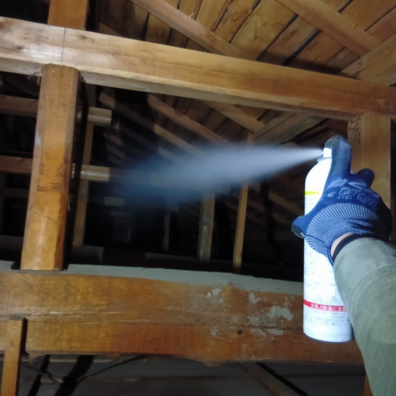 屋根裏に忌避スプレーを散布