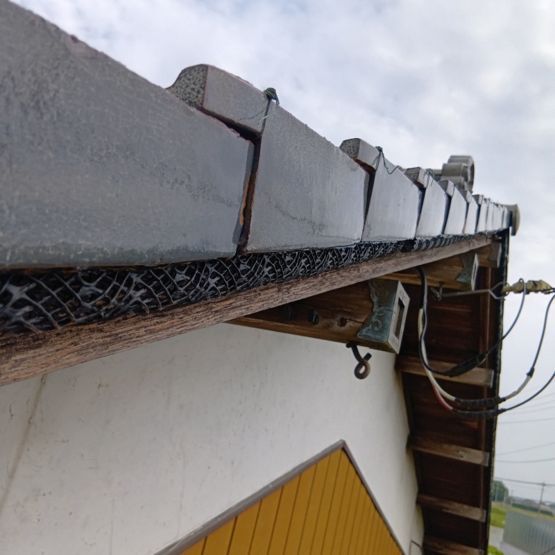 屋根の軒天のすき間を封鎖