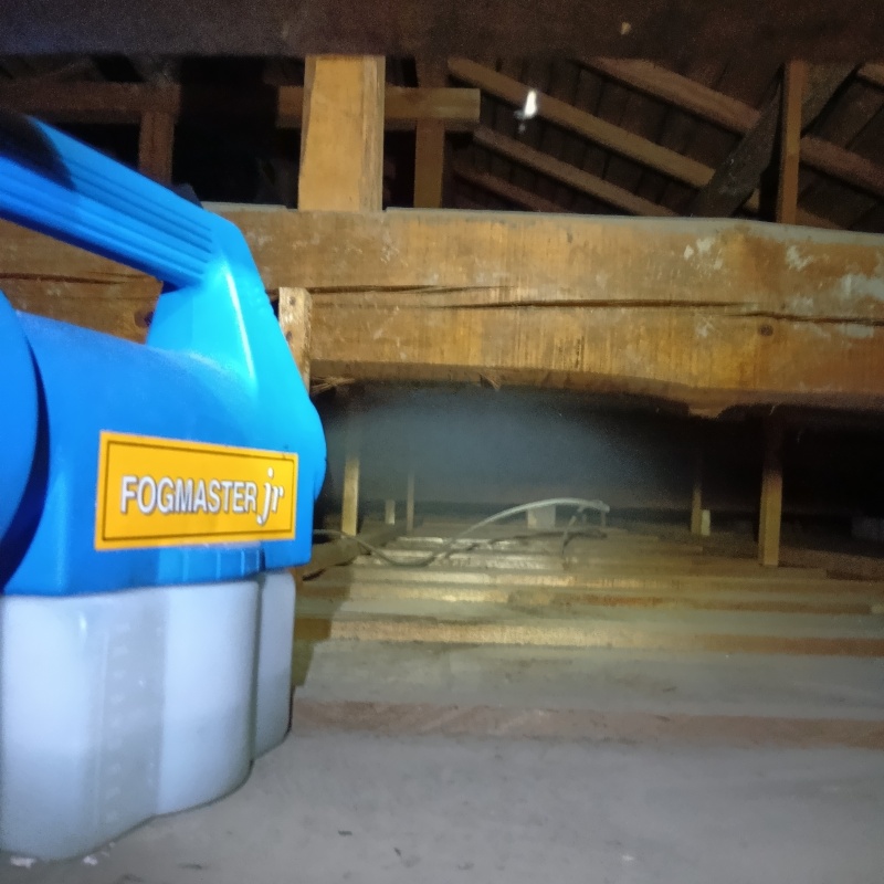 噴霧器で薬剤を散布